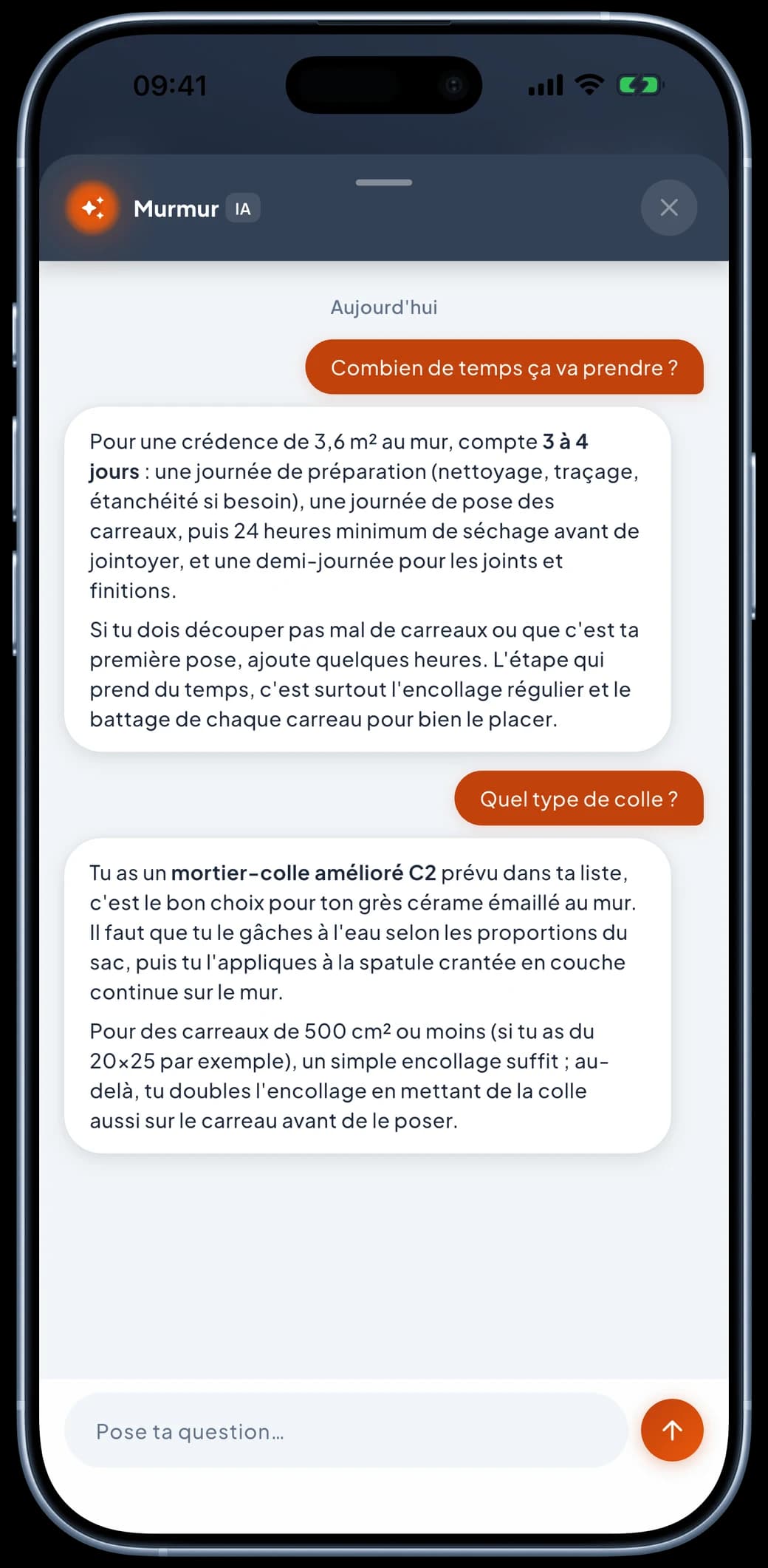 Écran du mentor Murmur : une conversation sur votre chantier, où il répond sur le temps de séchage et le type de colle à partir de vos travaux, avec l’avertissement honnête qu’une IA peut se tromper et qu’il faut vérifier avant d’agir.