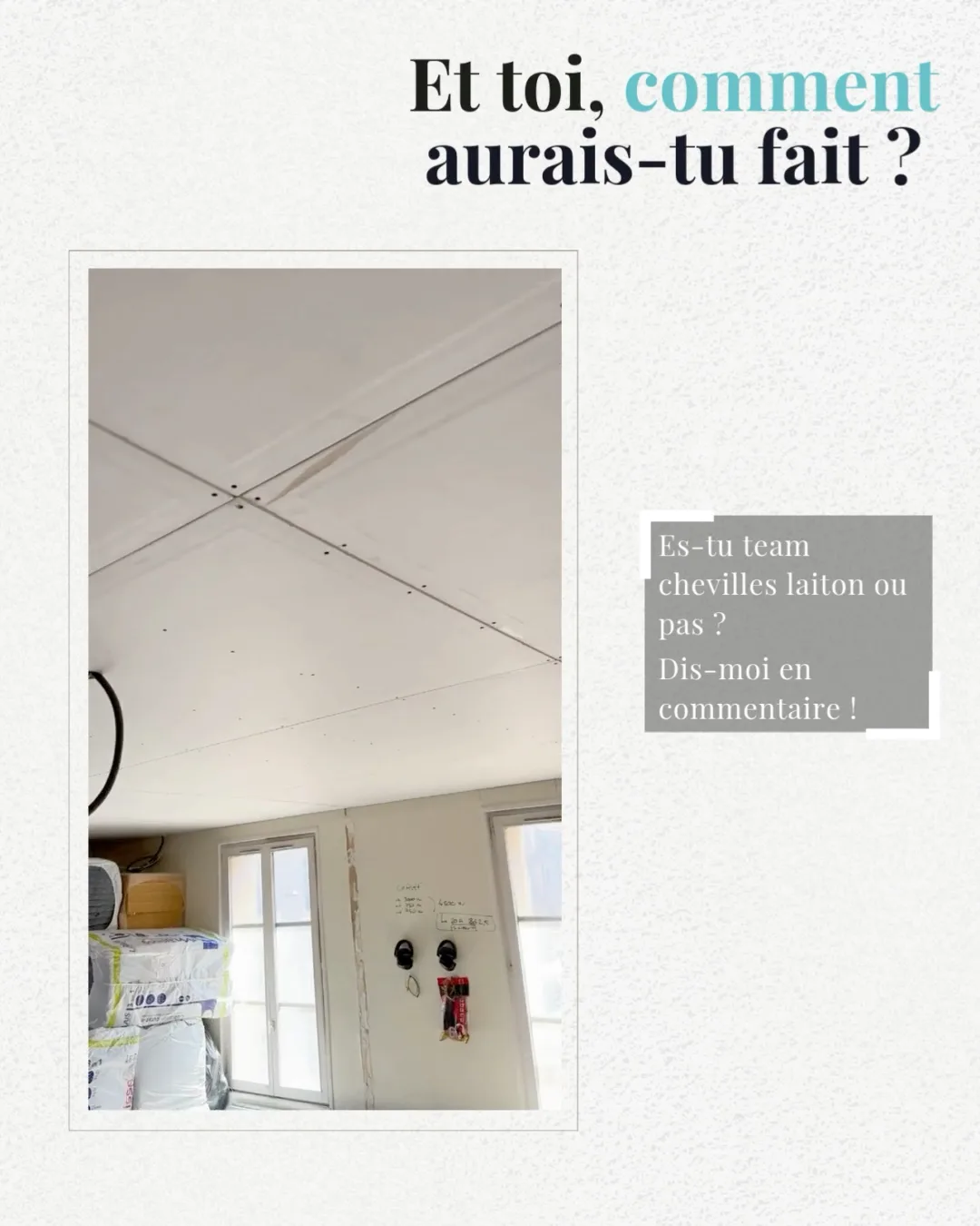 Faux-plafond fini vu depuis la porte, joints des plaques encore apparents et pièce en travaux dessous.