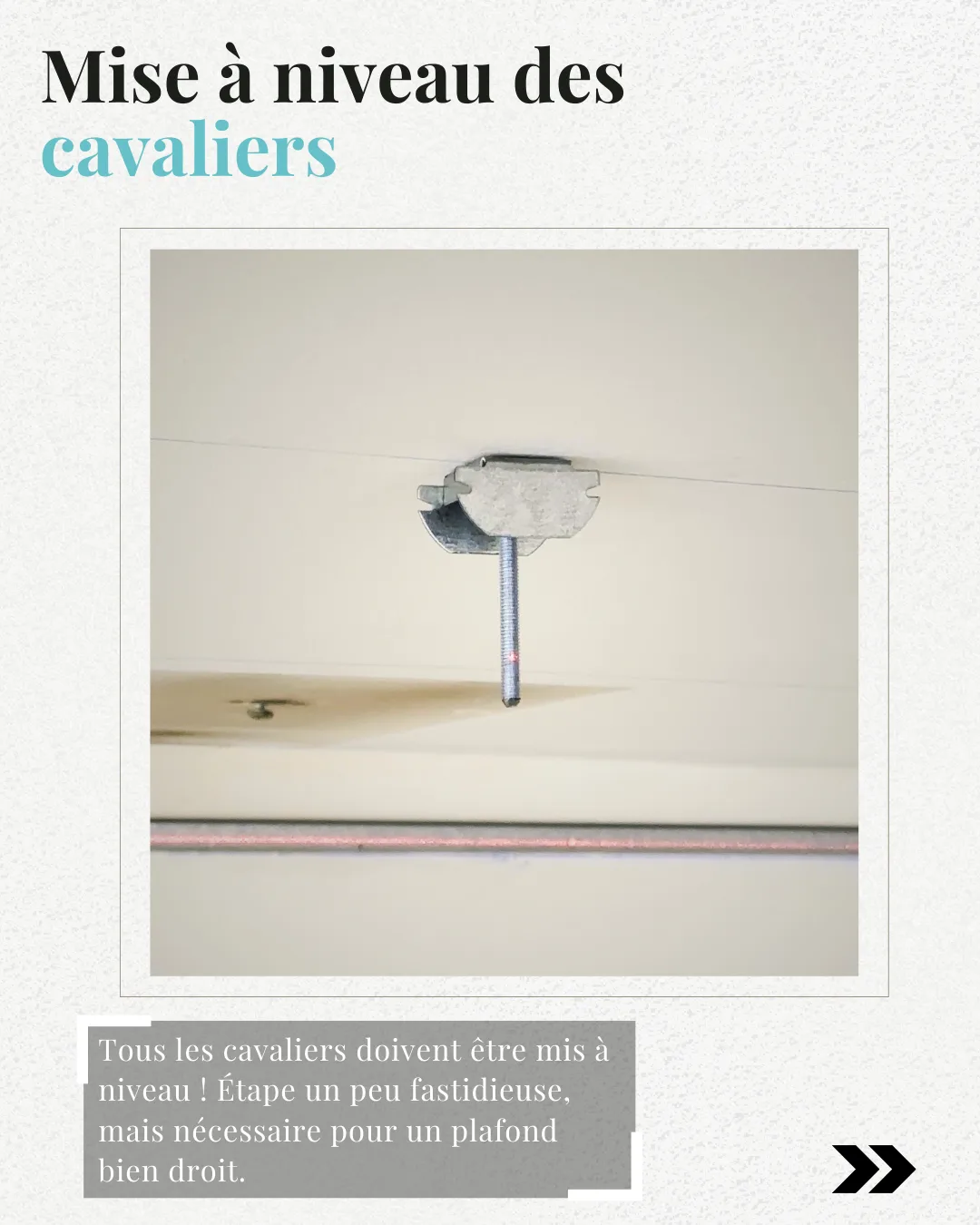 Cavalier suspendu à sa tige filetée au plafond, vu de dessous, en cours de mise à niveau.