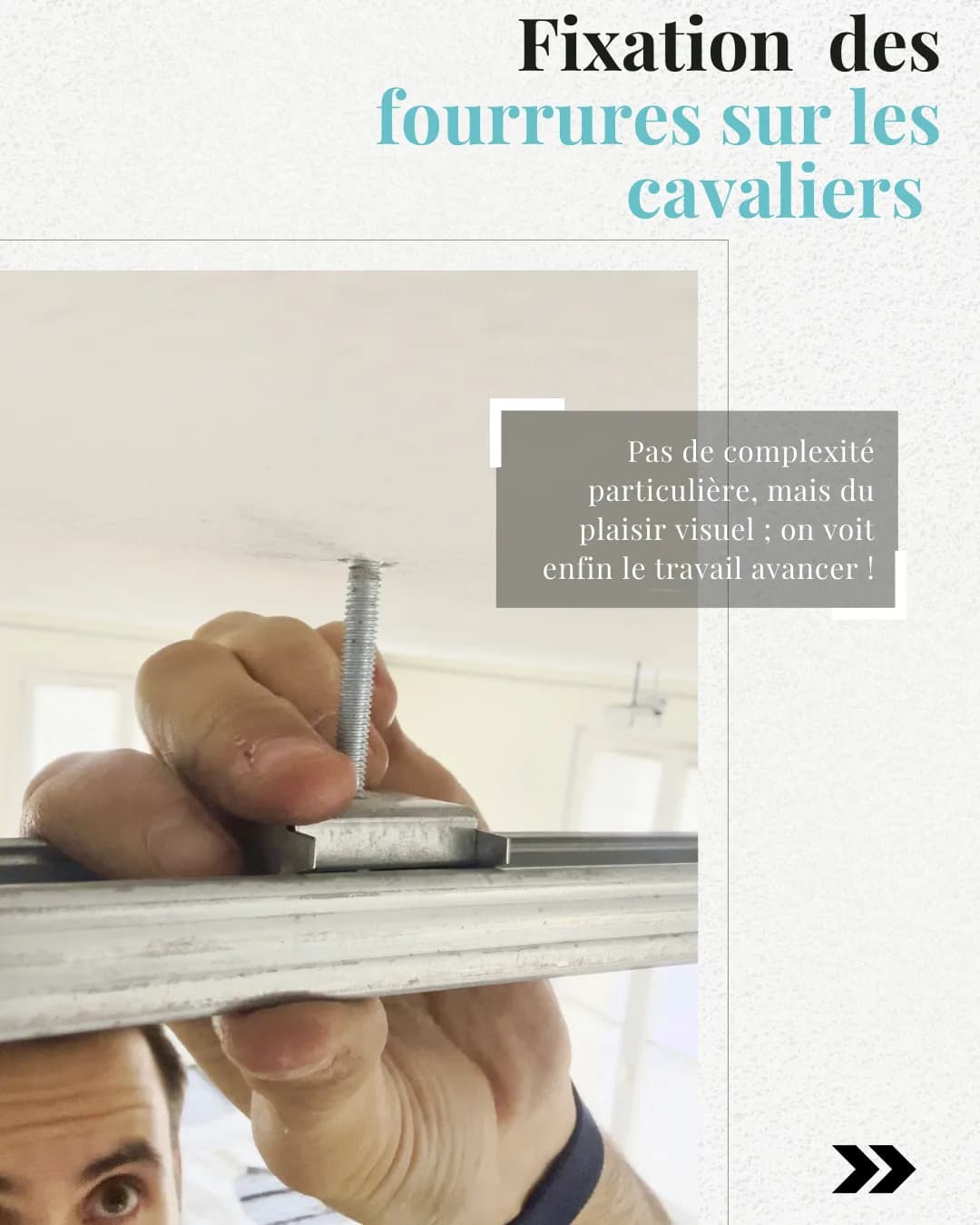 Fourrure métallique clipsée à la main sur son cavalier, sous le plafond.