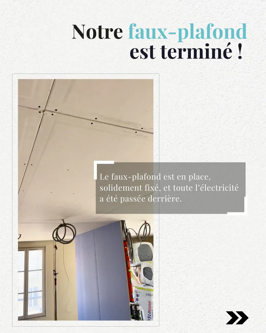 Faux-plafond terminé avant enduit, joints apparents entre les plaques et attentes électriques descendant du plafond.